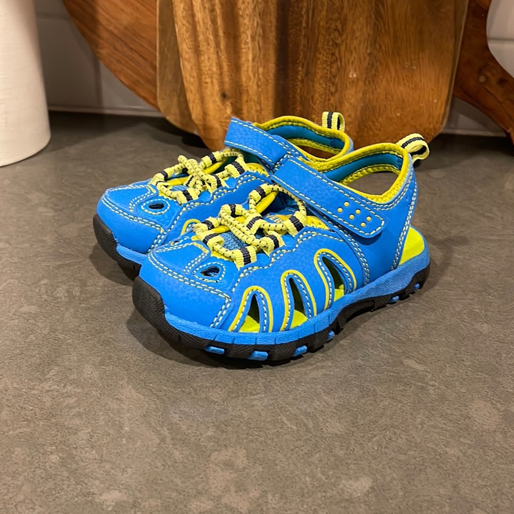 Kids outdoor shoes size 9